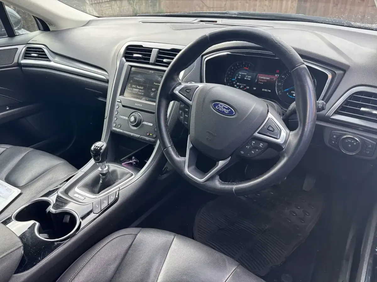 Usado Ford Mondeo Titanium 150 HP (110 kW) 2016 Cinzento Citadino
