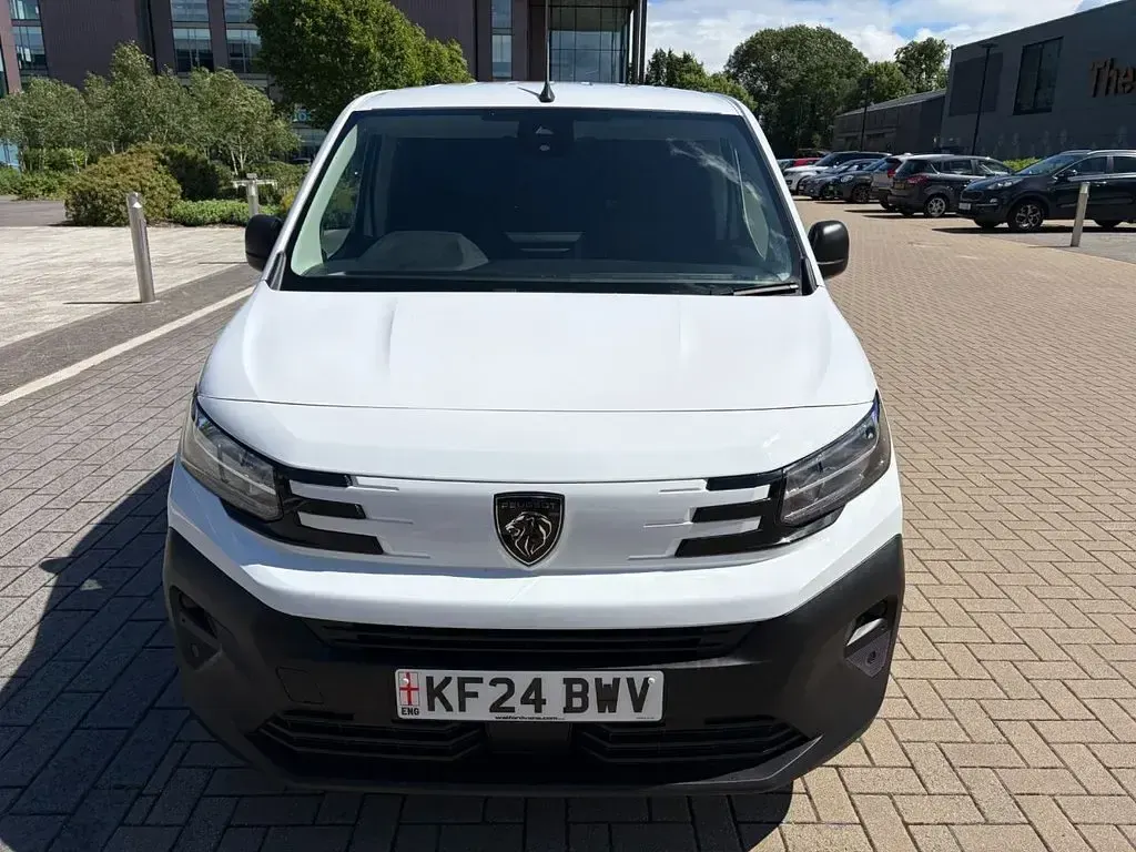Used Peugeot Partner S 100 HP (73 kW) 2024 White MPV