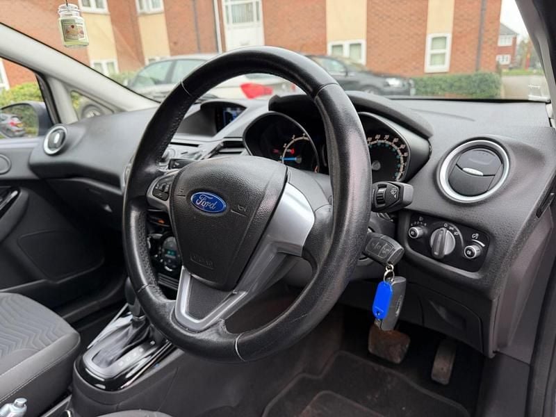 Usado Ford Fiesta Zetec 105 HP (77 kW) 2013 Cinzento Citadino