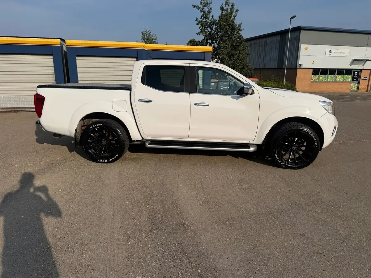 Used Nissan Navara N-Connecta 190 HP (139 kW) 2018 White Pickup