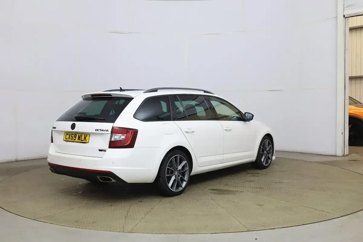 Used Skoda Octavia vRS 245 HP (180 kW) 2019 White Estate
