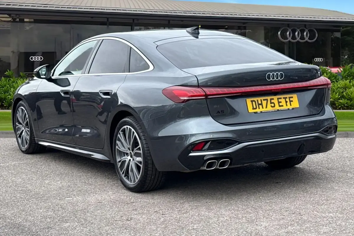 Usado Audi A5 S-Line 204 HP (150 kW) 2026 Cinzento Sedan