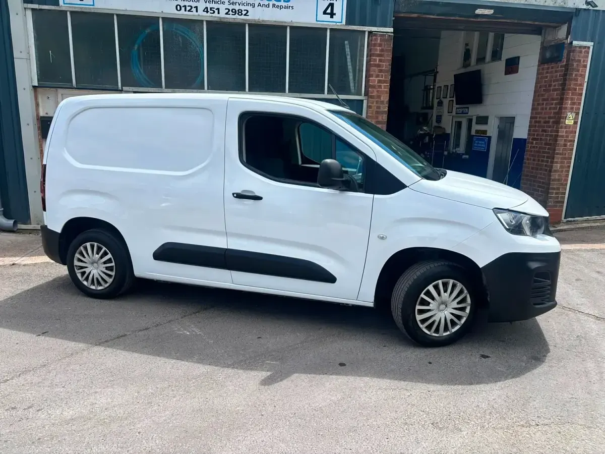 Used Peugeot Partner 2019 White MPV