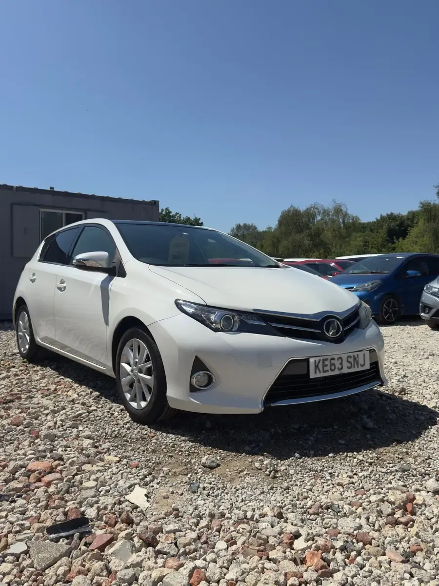 Used Toyota Auris Hybrid 136 HP (100 kW) 2014 White Hatchback