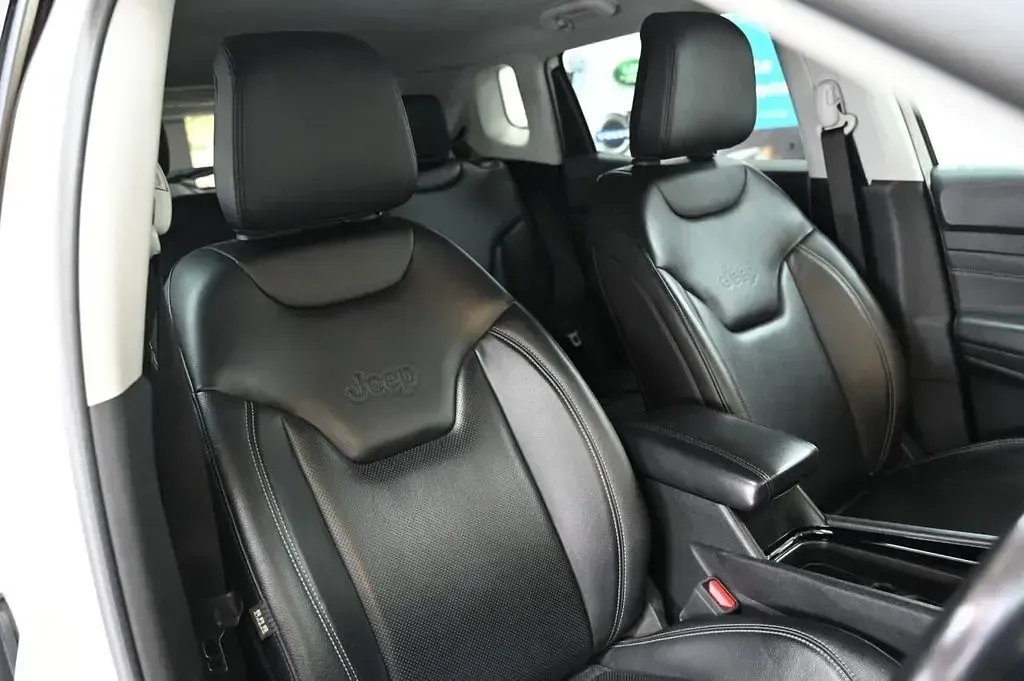 Used Jeep Compass 2023 White/black SUV