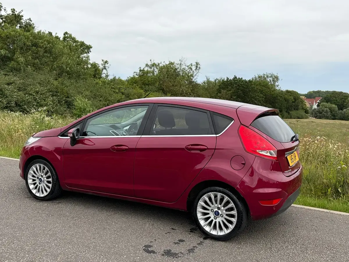 Used Ford Fiesta Titanium 70 HP (51 kW) 2012 Red Hatchback