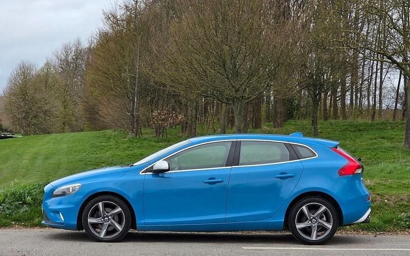 Used Volvo V40 R-Design 122 HP (89 kW) 2019 Hatchback
