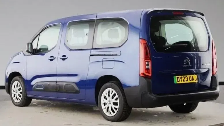 Usado Citroën e-Berlingo Feel 100 kW (136 CV) 2023 Azul Monovolumen