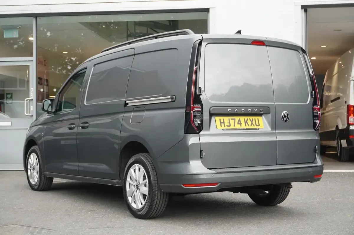 Usado VW Caddy Maxi Pro 122 HP (89 kW) 2024 Cinzento Monovolume
