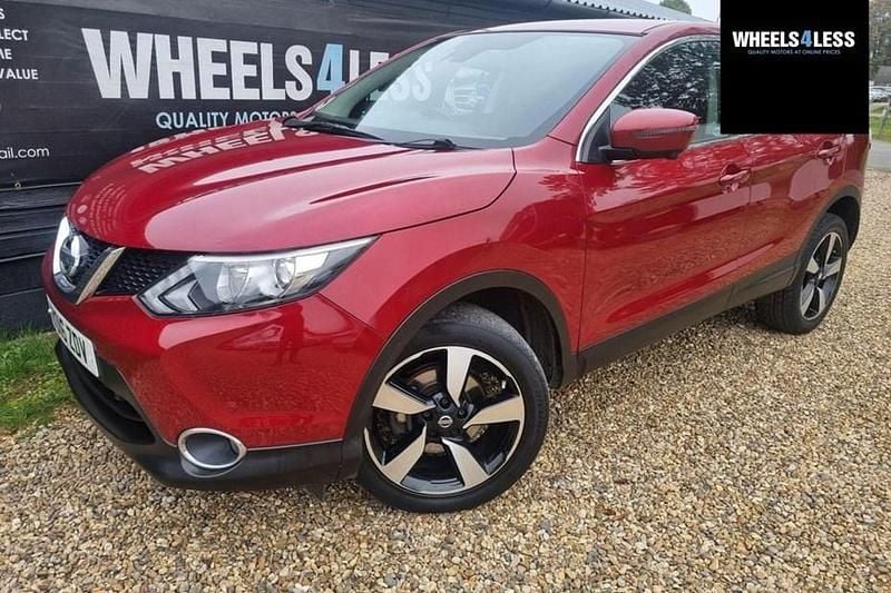 Red Used 2016 Nissan Qashqai N-Connecta SUV | £7,599 (Good price) - Image 1/1