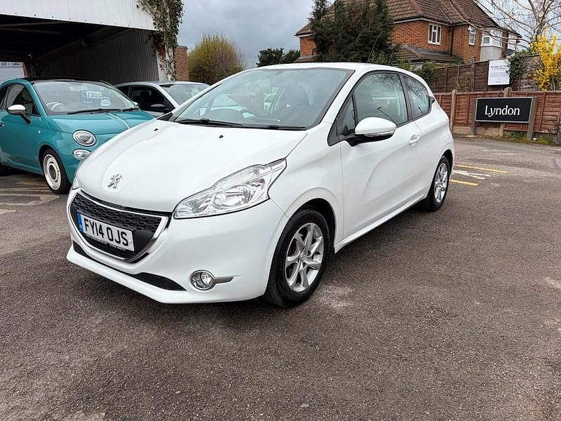 Used Peugeot 208 Active 82 HP (60 kW) 2014 White Hatchback