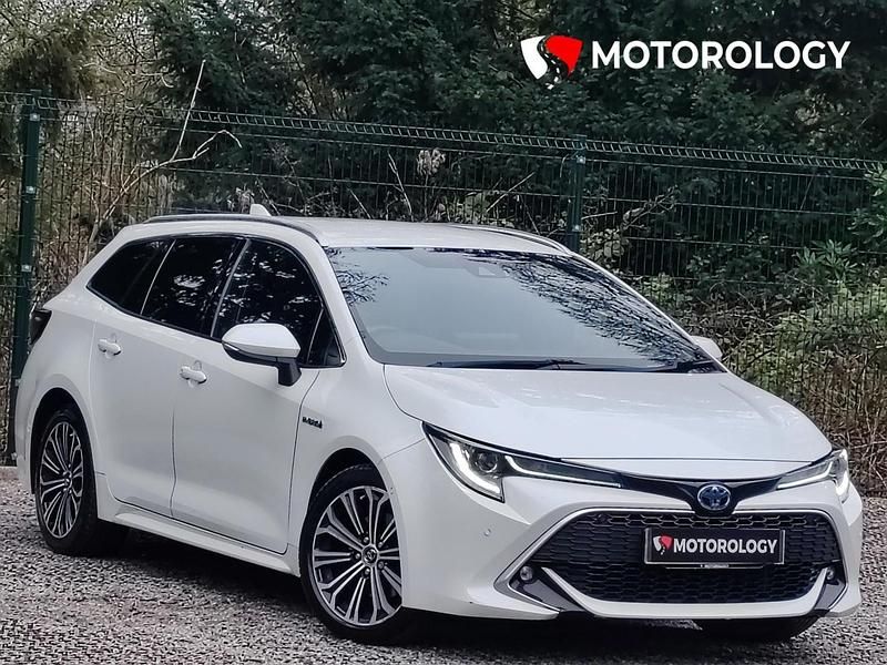 Used Toyota Corolla 184 HP (135 kW) 2019 White Estate
