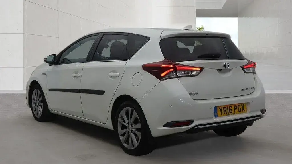 Used Toyota Auris Hybrid 136 HP (100 kW) 2016 White Hatchback