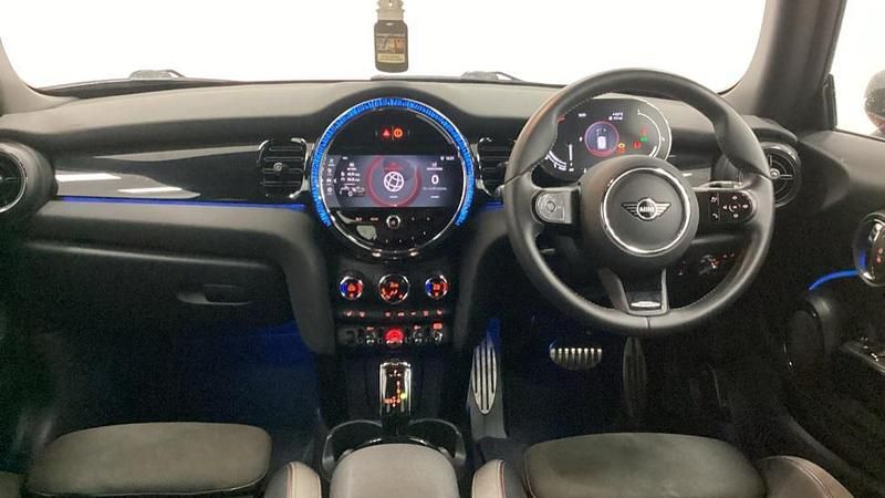 Usado Mini Cooper Hatch 134 CV (98 kW) 2023 Rojo Utilitario