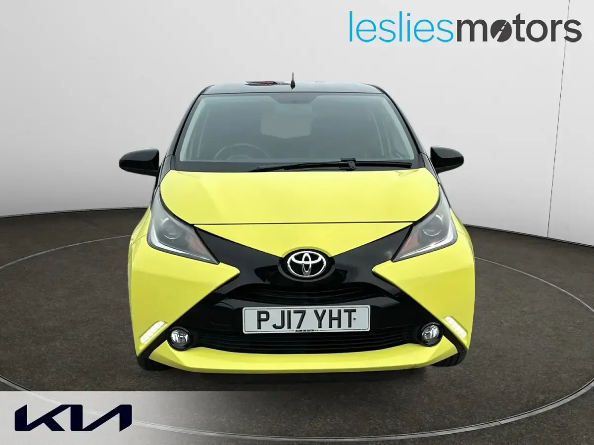 Begagnad Toyota Aygo X-cite 69 HK (50 kW) 2017 Gul Halvkombi