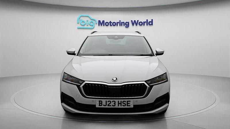 Used Skoda Octavia SE Technology 110 HP (80 kW) 2023 White Estate