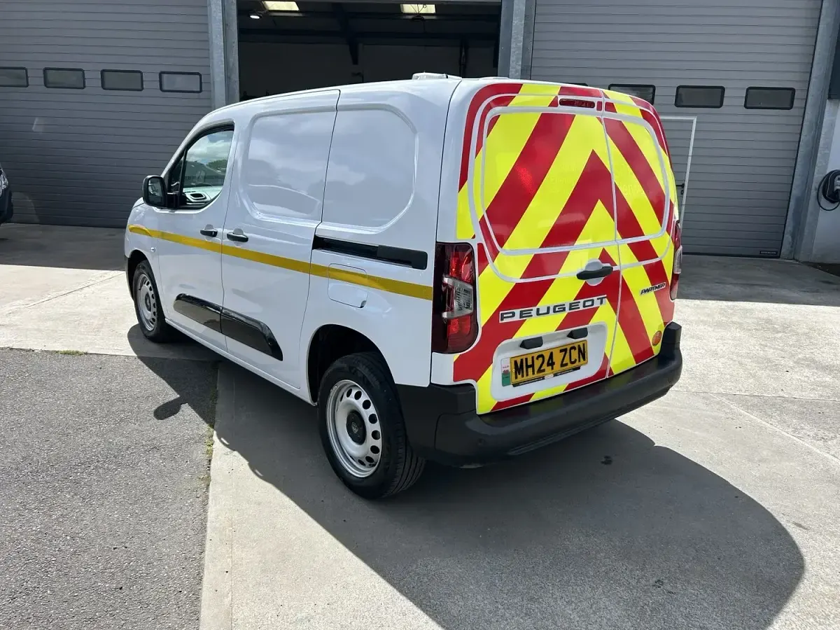 Used Peugeot Partner 100 HP (73 kW) 2024 White MPV