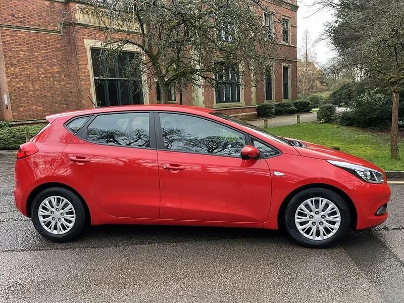 Used Kia Ceed 89 HP (65 kW) 2015 Red Hatchback