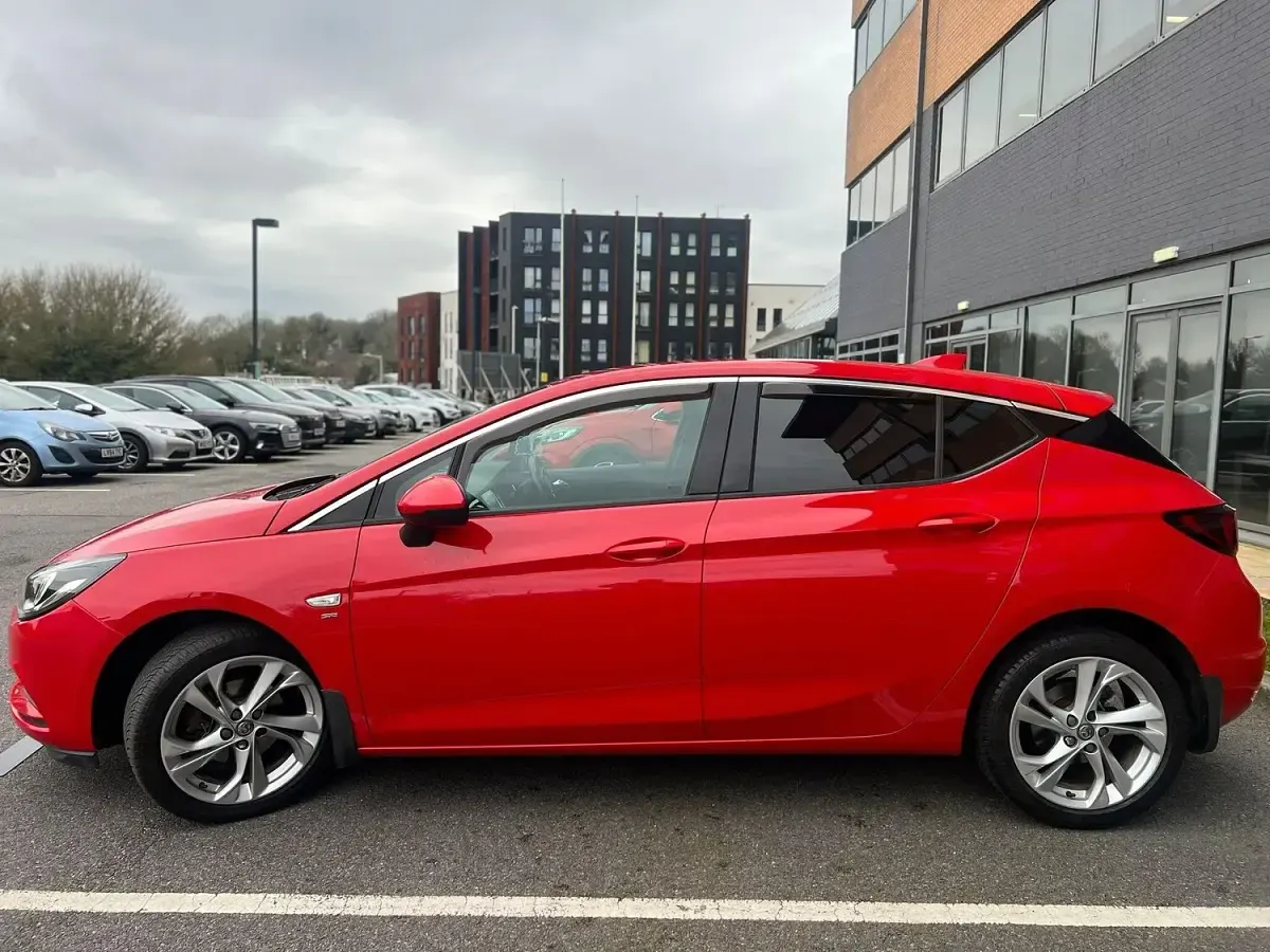 Usado Vauxhall Astra SRi 105 CV (77 kW) 2018 Rojo Utilitario