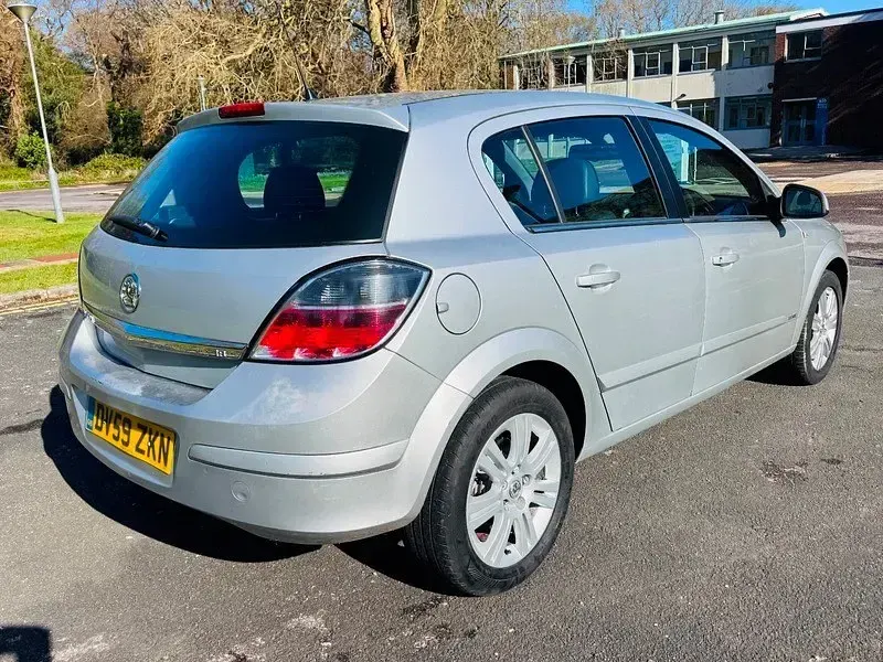Used Vauxhall Astra Elite 138 HP (101 kW) 2009 Silver Hatchback