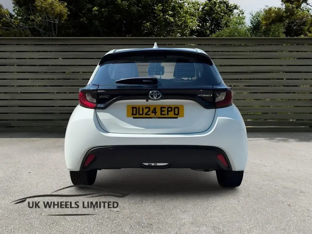 Used Toyota Yaris 114 HP (83 kW) 2024 White Hatchback
