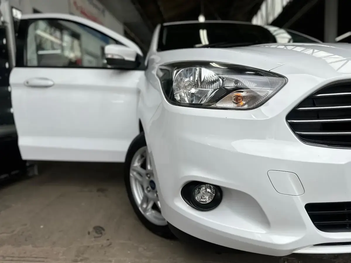Used Ford Ka Plus Zetec 70 HP (51 kW) 2017 White Hatchback