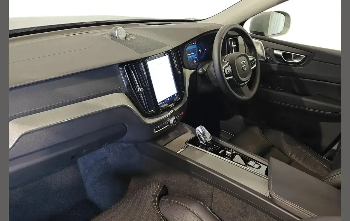 Używany Volvo XC60 Ultra 455 KM (334 kW) 2025 Srebrny SUV