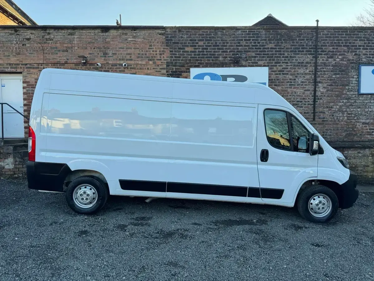 Used Peugeot Boxer Premium 140 HP (102 kW) 2023 White Van