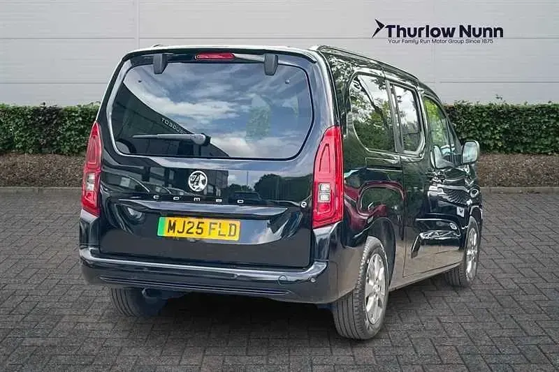 Second-hand Vauxhall Combo Ultimate 100 kW (136 CP) 2025 Negru Monovolum
