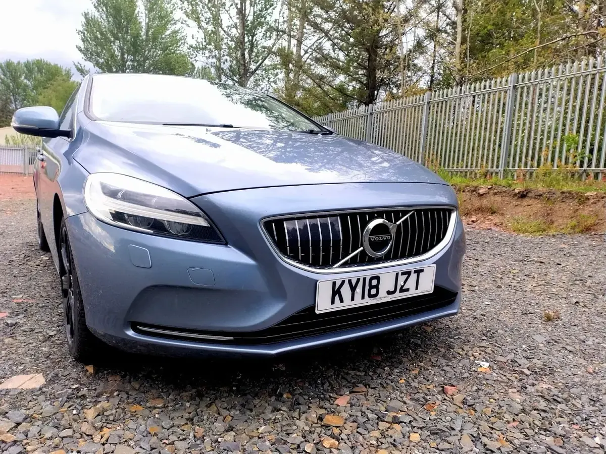 Begagnad Volvo V40 Inscription 150 HK (110 kW) 2018 Blå Halvkombi