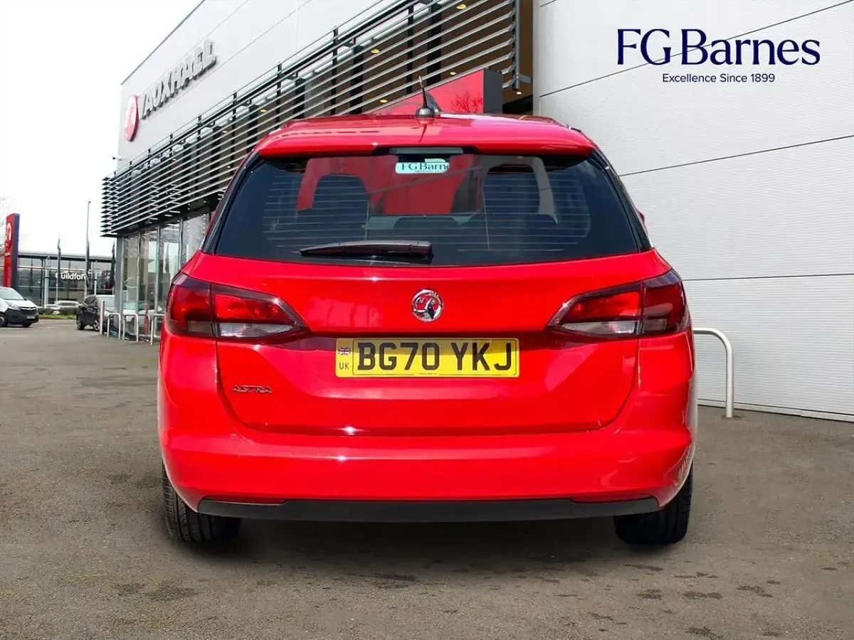 Used Vauxhall Astra SRi 143 HP (105 kW) 2020 Red Estate