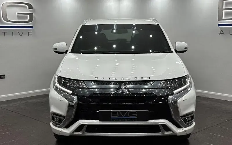 Used Mitsubishi Outlander P-HEV 177 HP (130 kW) 2018 White Estate