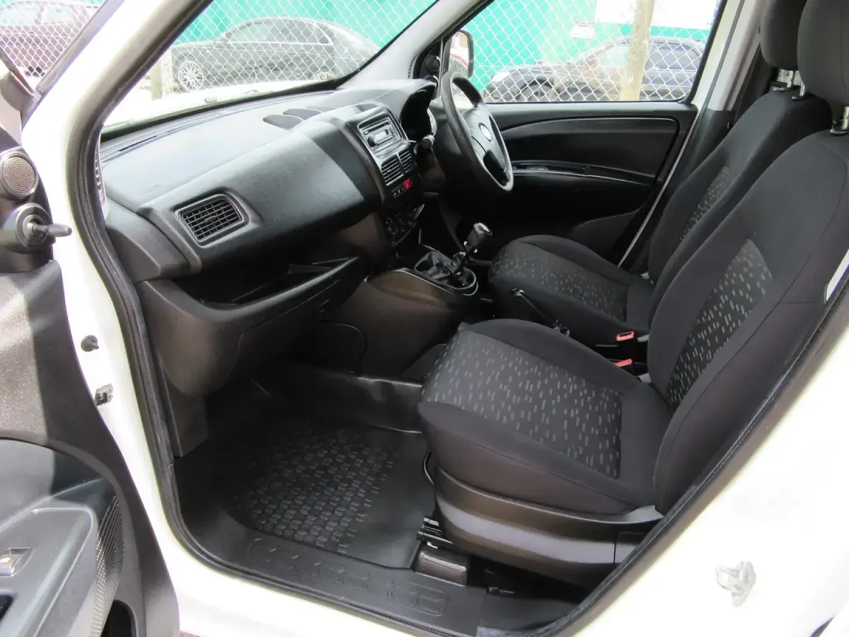 Second-hand Vauxhall Combo 105 CP (77 kW) 2014 Alb Monovolum