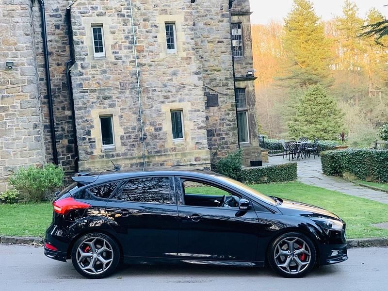 Used Ford Focus ST 185 HP (136 kW) 2015 Black Hatchback
