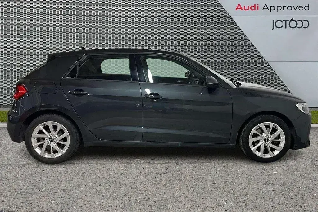 Używany Audi A1 Sport 108 KM (79 kW) 2022 Szary SUV