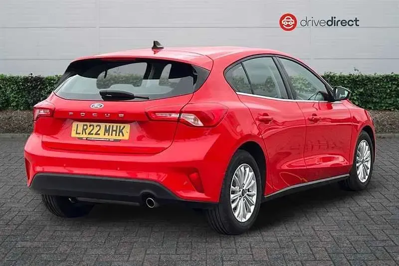 Begagnad Ford Focus Titanium 2022 Röd Halvkombi