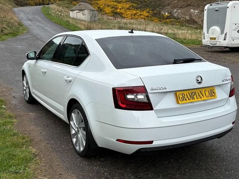 Used Skoda Octavia LAURIN & KLEMENT 150 HP (110 kW) 2017 White Hatchback