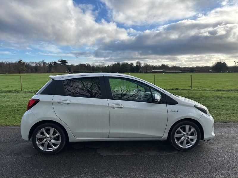 Used Toyota Yaris Hybrid Sport 101 HP (74 kW) 2015 White Hatchback