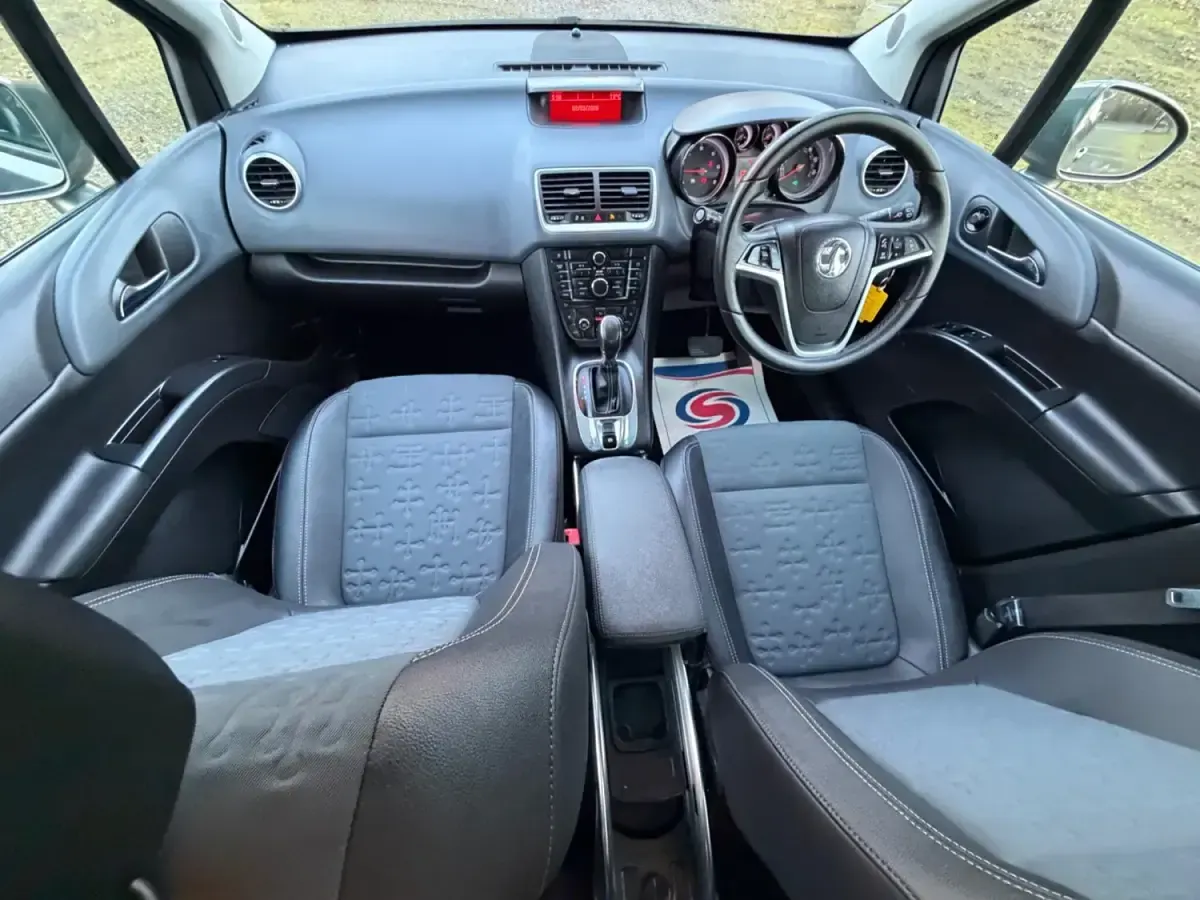 Begagnad Vauxhall Meriva 100 HK (73 kW) 2010 Brun Minibuss