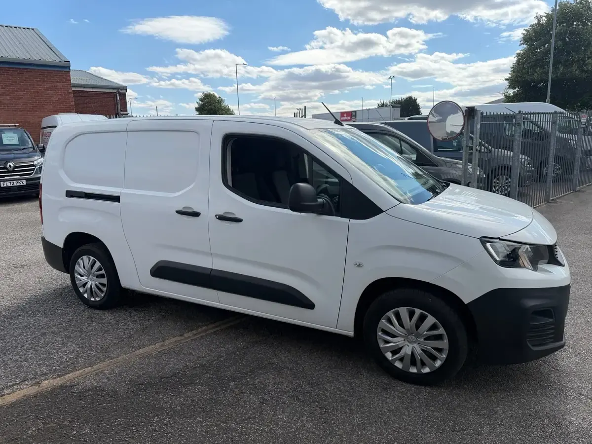 Used Peugeot Partner 131 HP (96 kW) 2021 White MPV