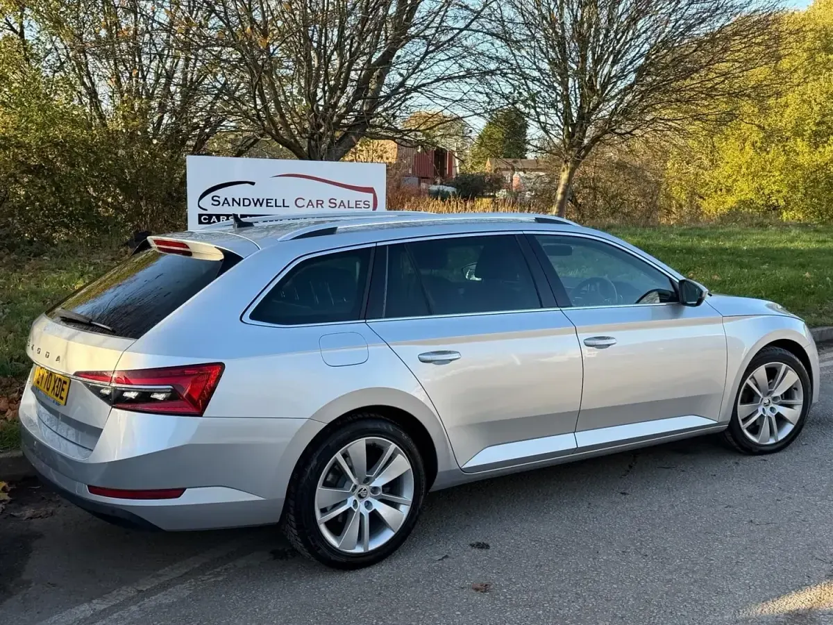 Usado Skoda Superb SE L 2020 Plateado Familiar