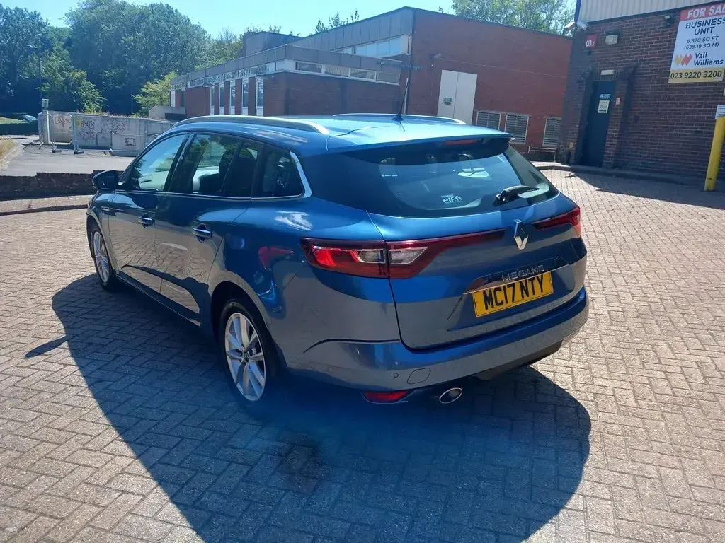 Used Renault Mégane GrandTour Dynamique 110 HP (80 kW) 2017 Blue Estate