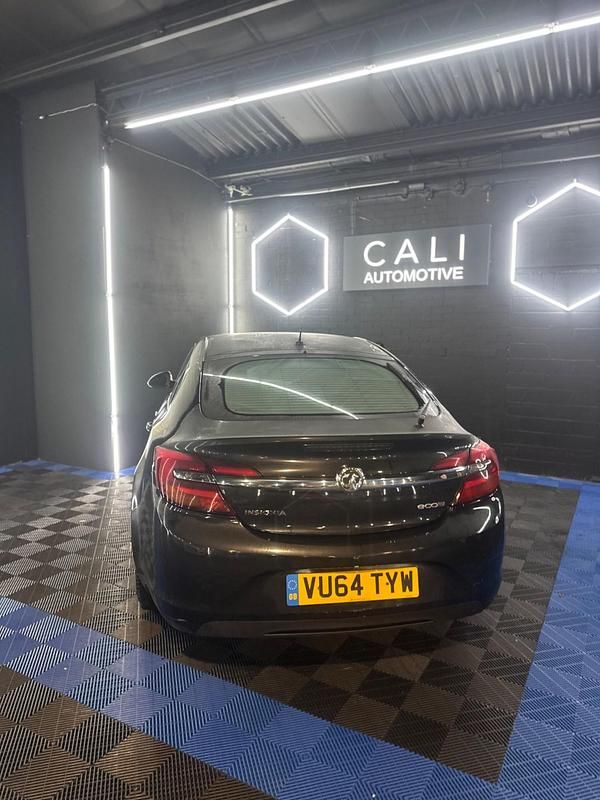 Used Vauxhall Insignia Design Edition 140 HP (102 kW) 2014 Black Hatchback