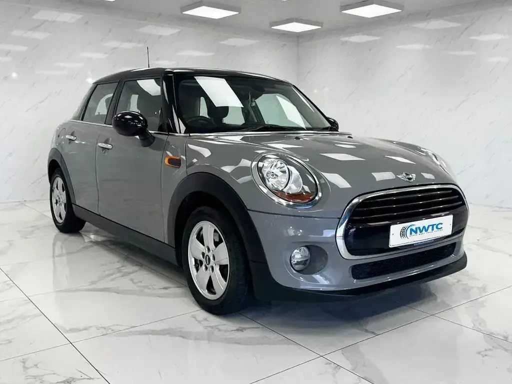 Używany Mini Cooper Hatch 136 KM (100 kW) 2018 Szary Hatchback