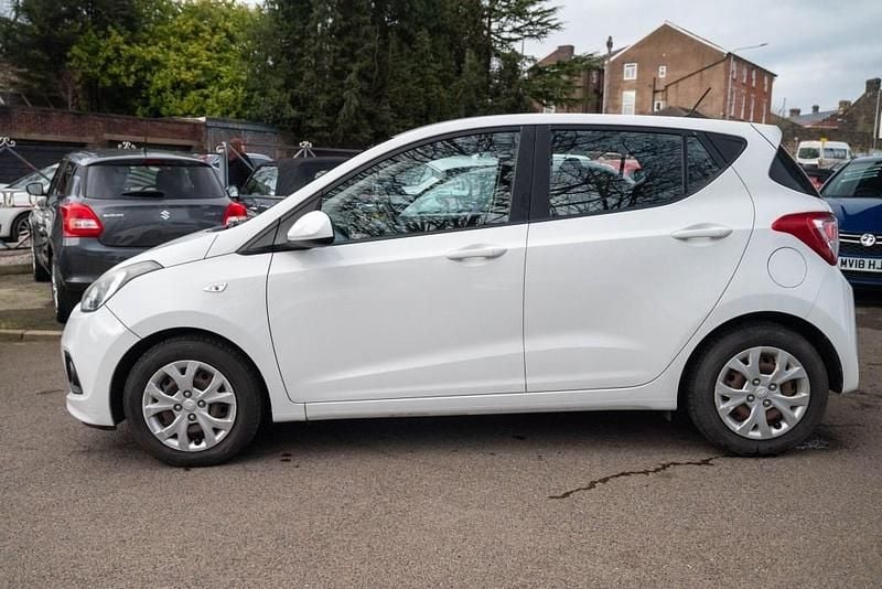 Used Hyundai i10 SE 67 HP (49 kW) 2014 White Hatchback