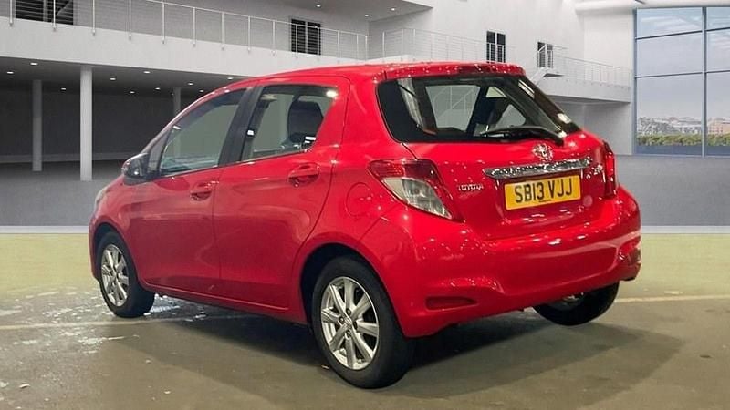 Used Toyota Yaris Multidrive S 101 HP (74 kW) 2013 Red Hatchback