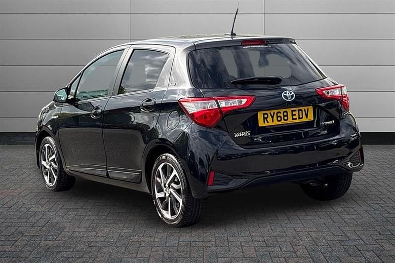 Used Toyota Yaris Hybrid 100 HP (73 kW) 2019 Blackgrey Hatchback