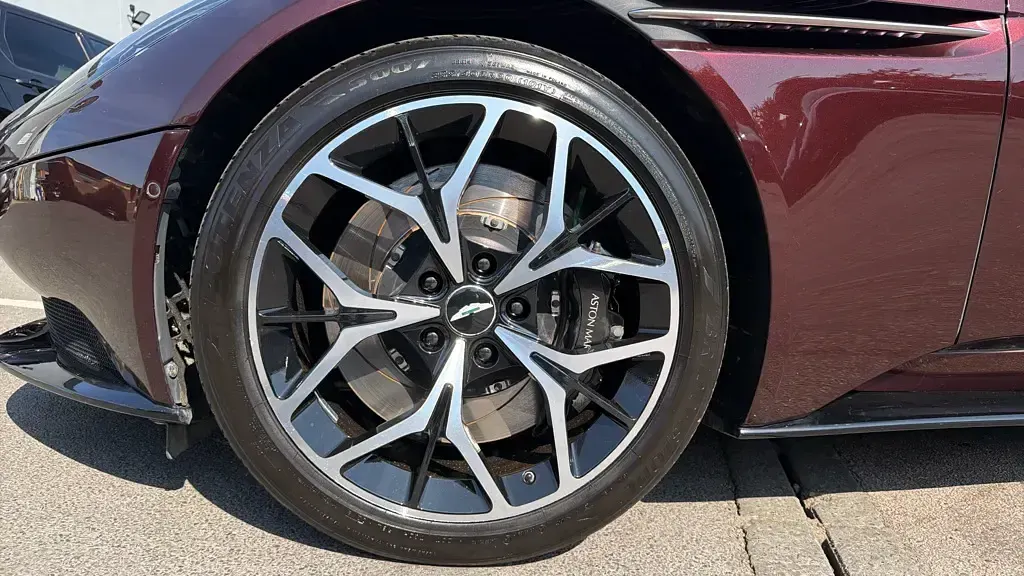 Used Aston Martin DB11 503 HP (369 kW) 2018 Red Coupe