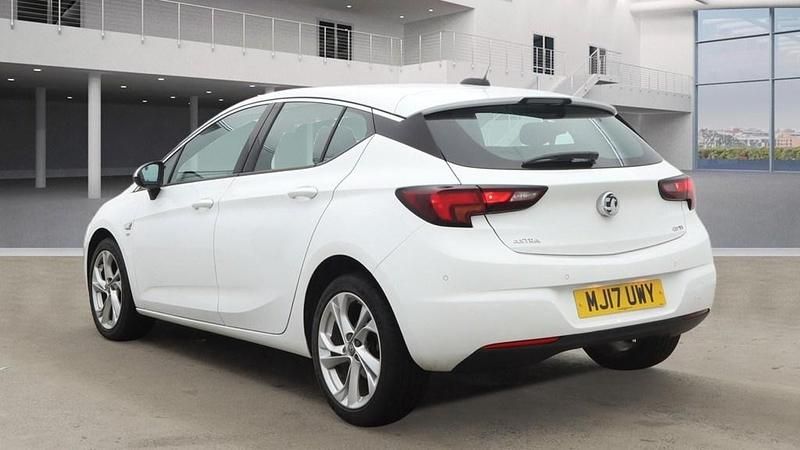 Used Vauxhall Astra SRi 110 HP (80 kW) 2017 White Hatchback