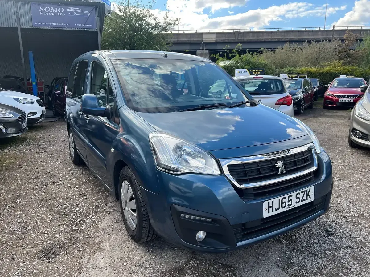 Used Peugeot TePee Active 100 HP (73 kW) 2015 Blue MPV